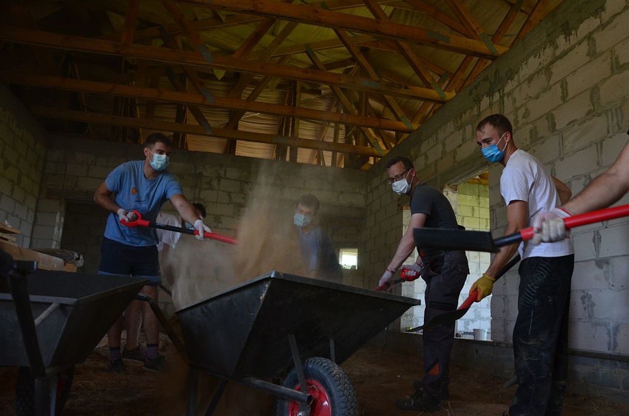 Uczestnicy programu Liga NGOs pomagają w budowie hospicjum we Włodawie