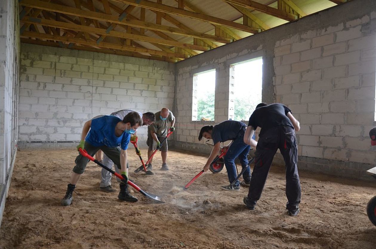 Uczestnicy programu Liga NGOs pomagają w budowie hospicjum we Włodawie - Autor: PATRYCJA SITNIK