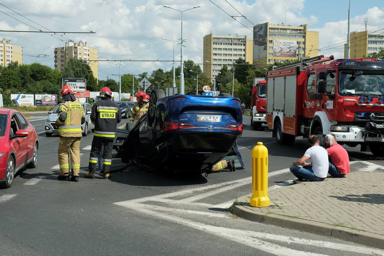  Dachowanie toyoty na ul. Nadbystrzyckiej (zdjęcie 1) - Autor: Maciej Kaczanowski