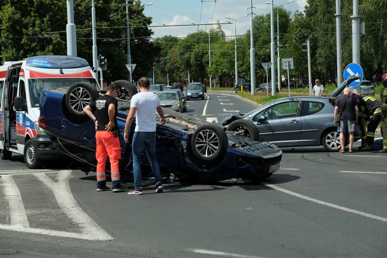  Dachowanie toyoty na ul. Nadbystrzyckiej (zdjęcie 1) - Autor: Maciej Kaczanowski