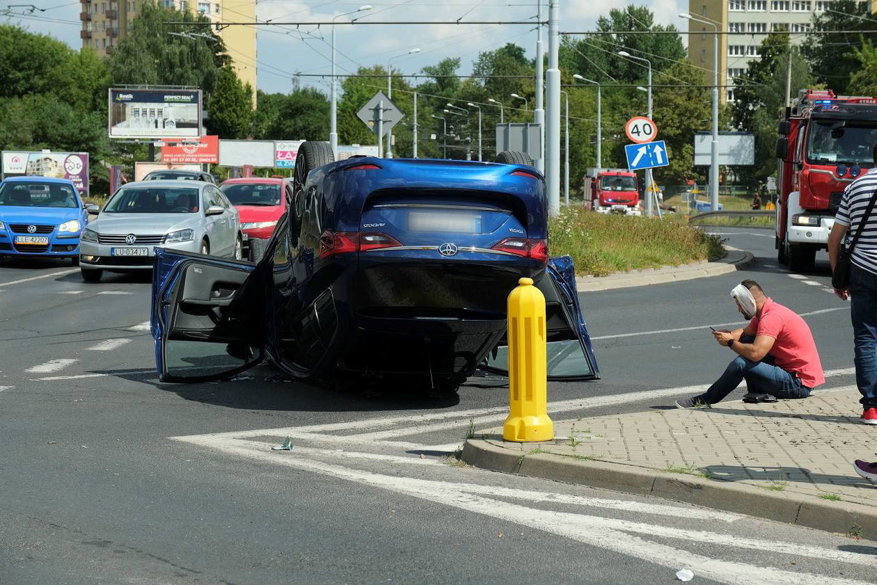  Dachowanie toyoty na ul. Nadbystrzyckiej (zdjęcie 1) - Autor: Maciej Kaczanowski