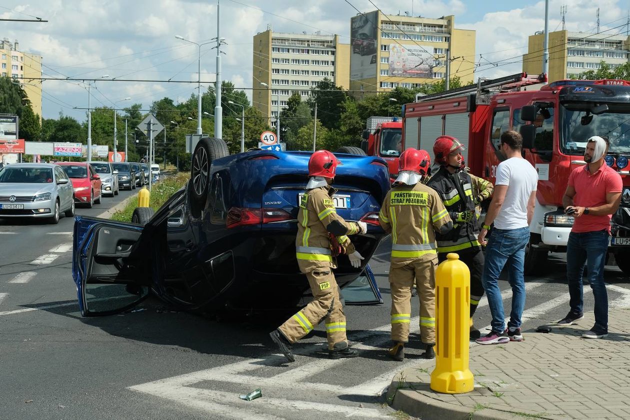  Dachowanie toyoty na ul. Nadbystrzyckiej (zdjęcie 1) - Autor: Maciej Kaczanowski