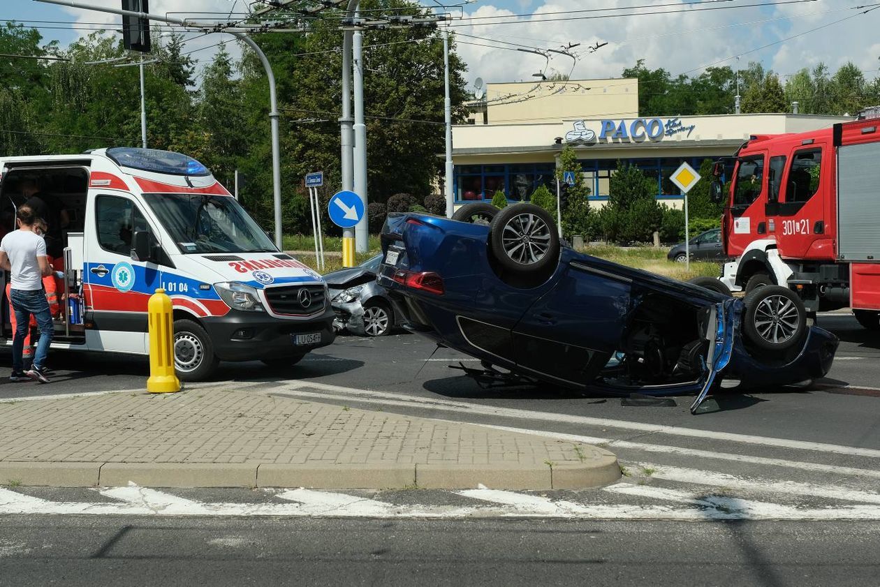  Dachowanie toyoty na ul. Nadbystrzyckiej (zdjęcie 1) - Autor: Maciej Kaczanowski