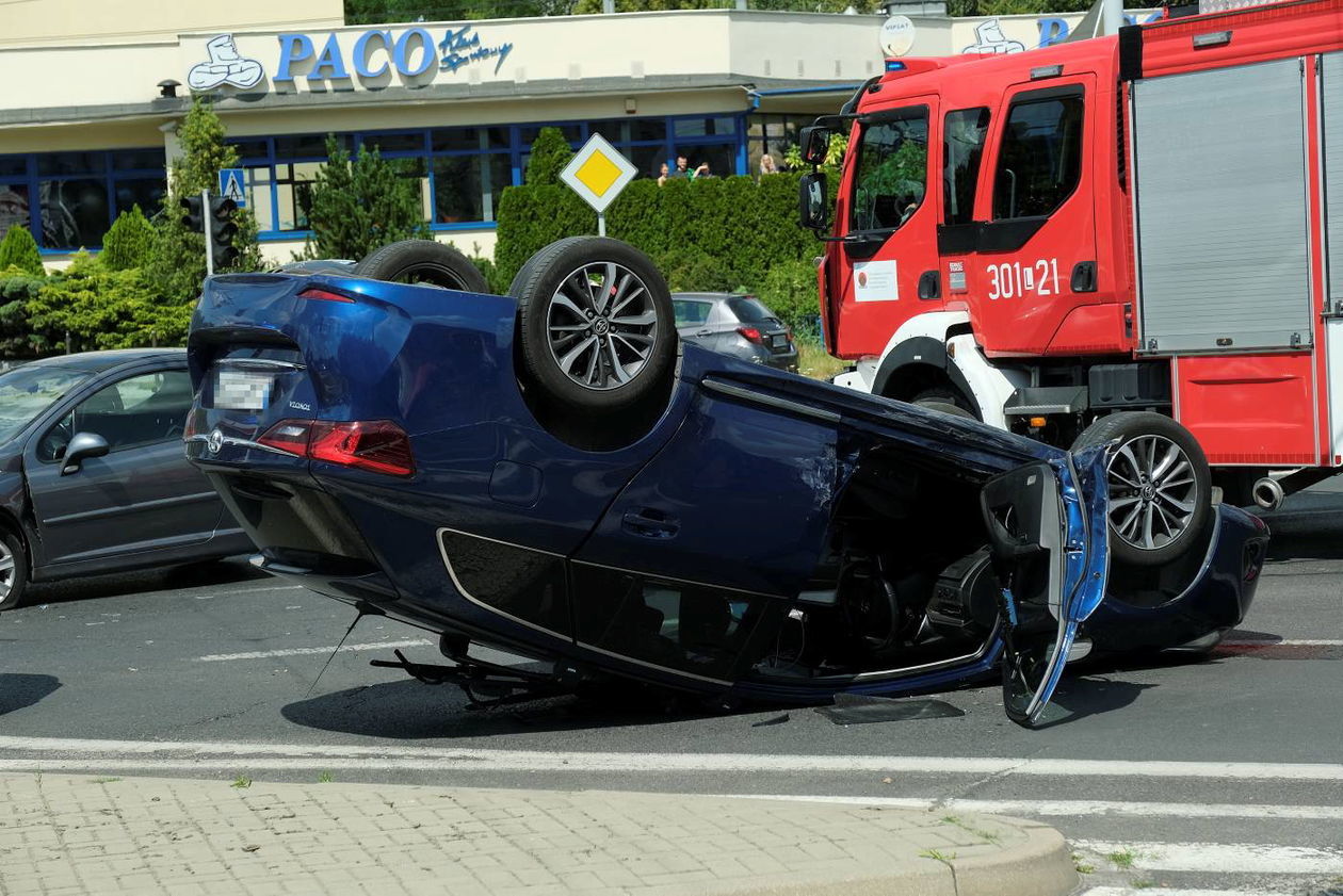  Dachowanie toyoty na ul. Nadbystrzyckiej (zdjęcie 1) - Autor: Maciej Kaczanowski