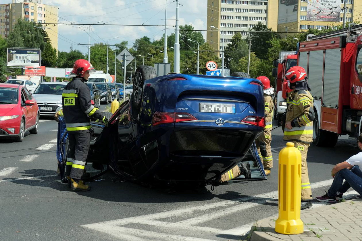  Dachowanie toyoty na ul. Nadbystrzyckiej (zdjęcie 1) - Autor: Maciej Kaczanowski