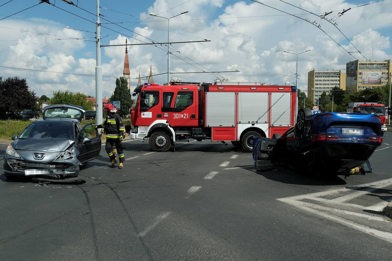  Dachowanie toyoty na ul. Nadbystrzyckiej (zdjęcie 1) - Autor: Maciej Kaczanowski