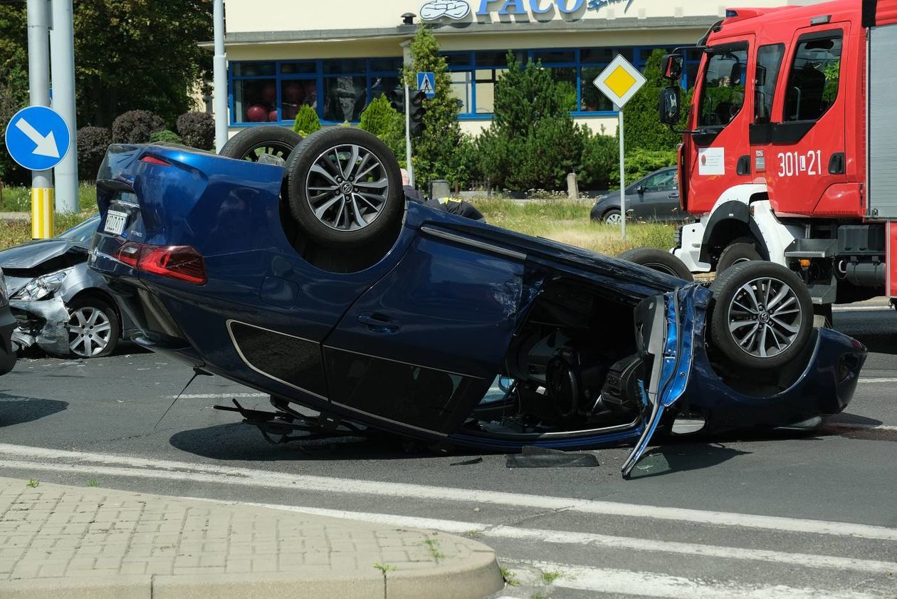  Dachowanie toyoty na ul. Nadbystrzyckiej (zdjęcie 1) - Autor: Maciej Kaczanowski