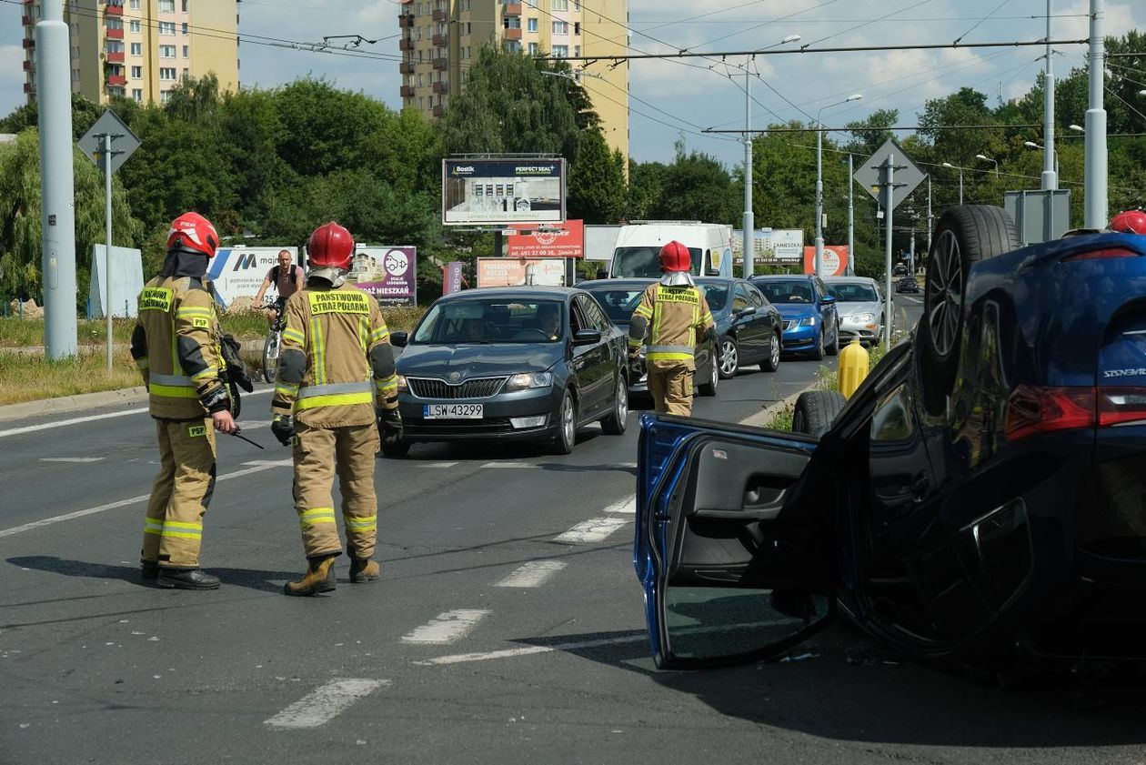  Dachowanie toyoty na ul. Nadbystrzyckiej (zdjęcie 1) - Autor: Maciej Kaczanowski