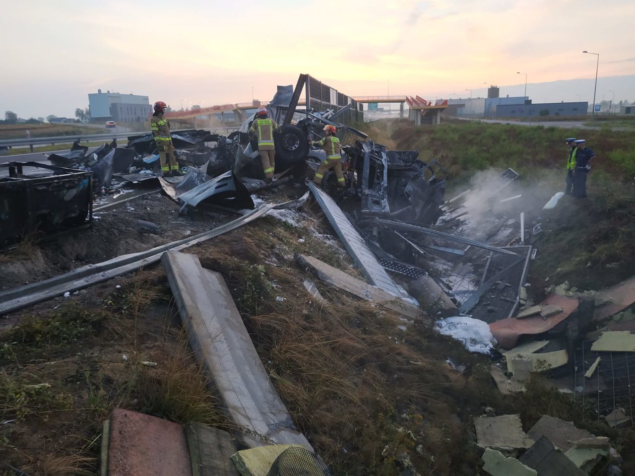  Wypadek i pożar ciężarówki koło Lublina (zdjęcie 1) - Autor: PSP Lublin