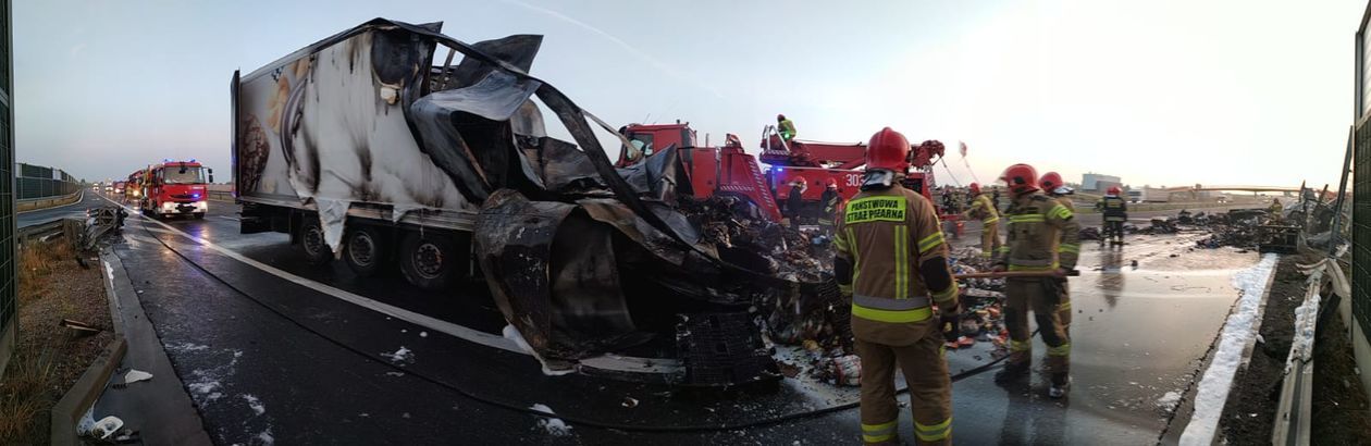  Wypadek i pożar ciężarówki koło Lublina (zdjęcie 1) - Autor: PSP Lublin