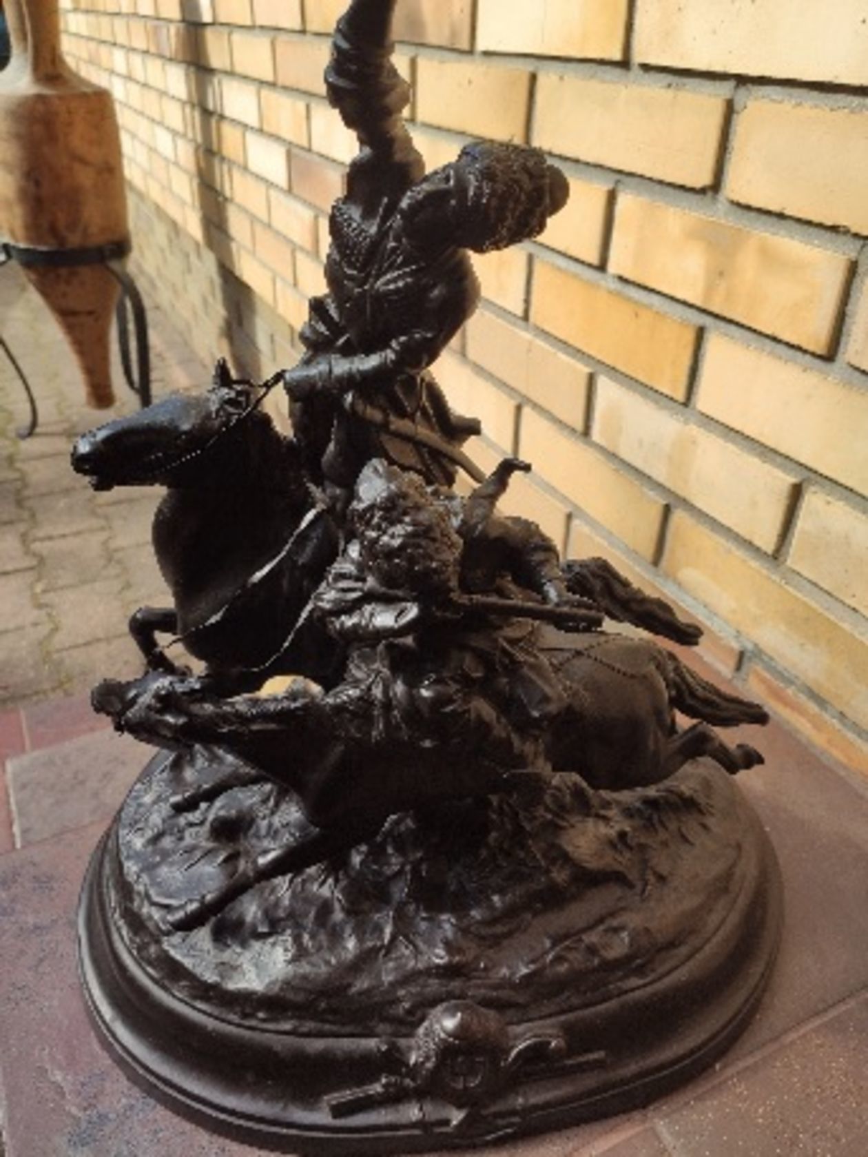  <p>Rzeźba Czerkiesi widnieje w prowadzonym przez Ministerstwo Kultury i Dziedzictwa Narodowego krajowym wykazie zabytk&oacute;w skradzionych lub niezgodnie z prawem wywiezionych za granicę</p>