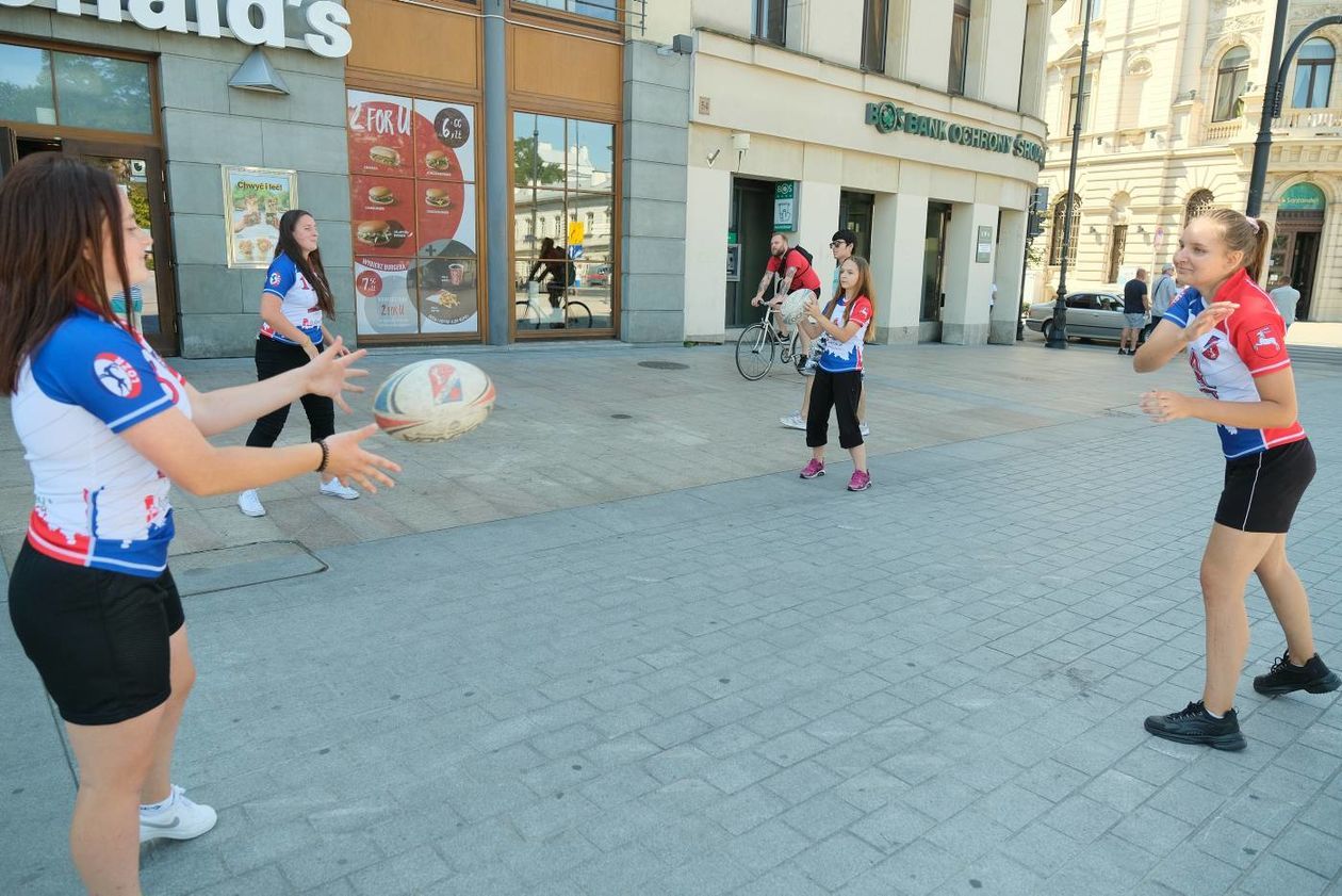  Rugbyści Edach Budowlani Lublin rozdawali bilety na sobotni mecz (zdjęcie 1) - Autor: Maciej Kaczanowski