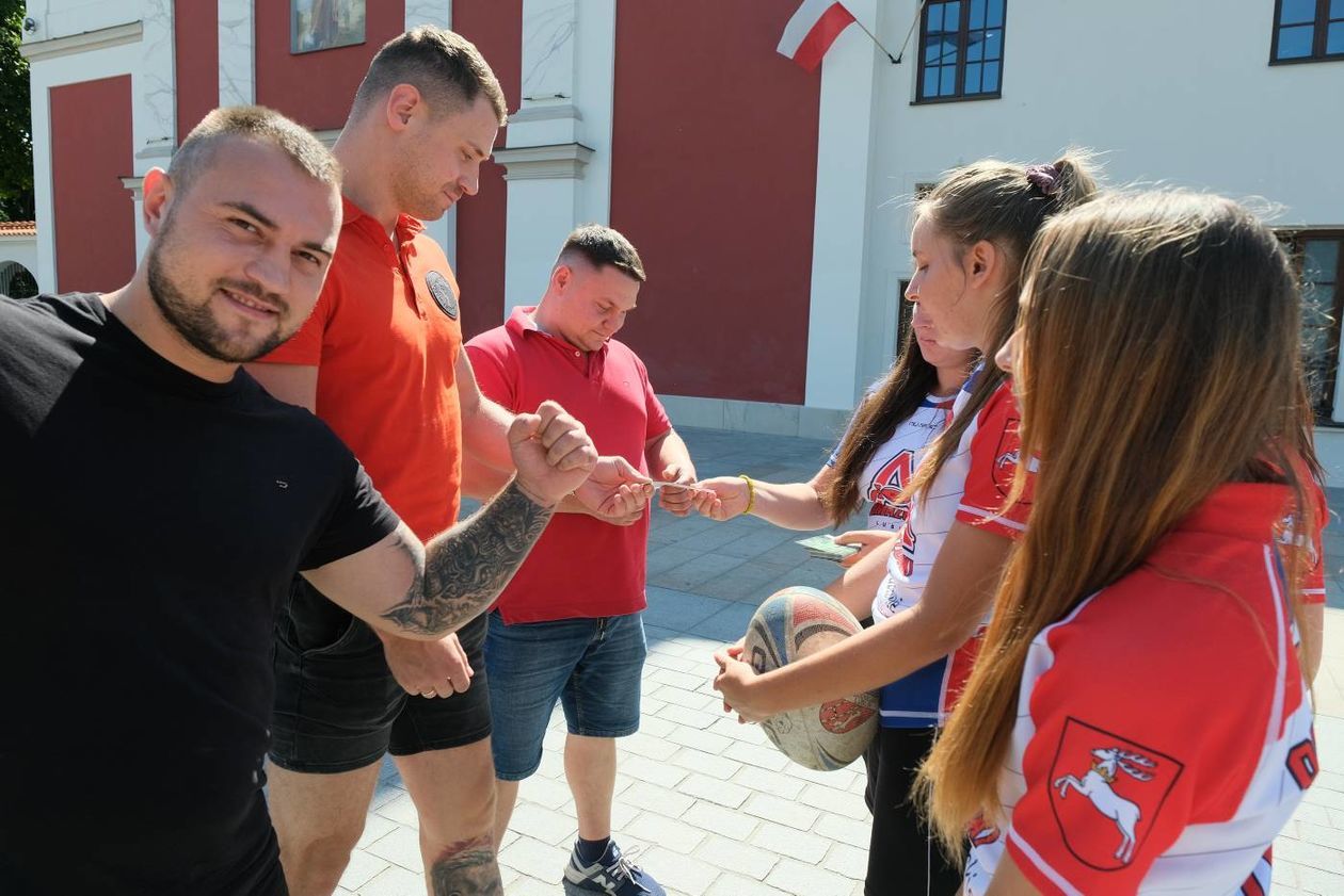  Rugbyści Edach Budowlani Lublin rozdawali bilety na sobotni mecz (zdjęcie 1) - Autor: Maciej Kaczanowski