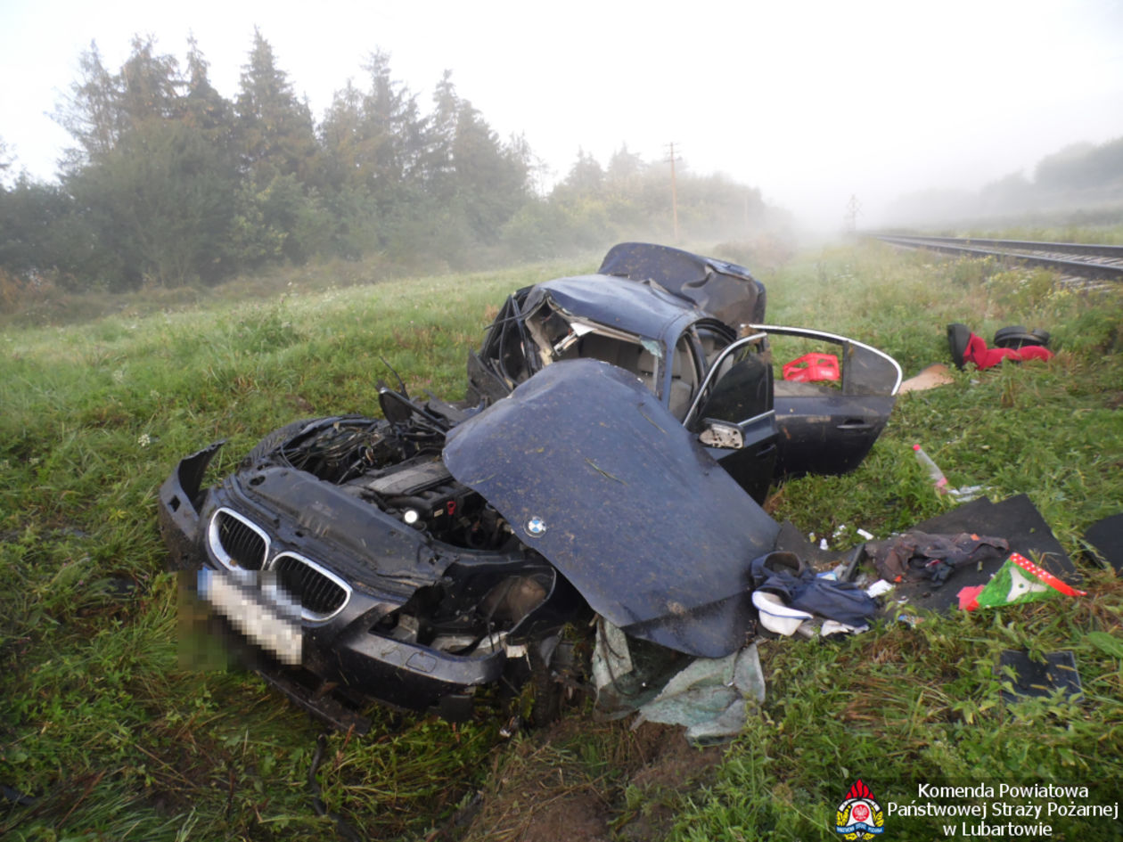  Szynobus zderzył się z samochodem na przejeździe kolejowym (zdjęcie 1) - Autor: KP PSP Lubartów