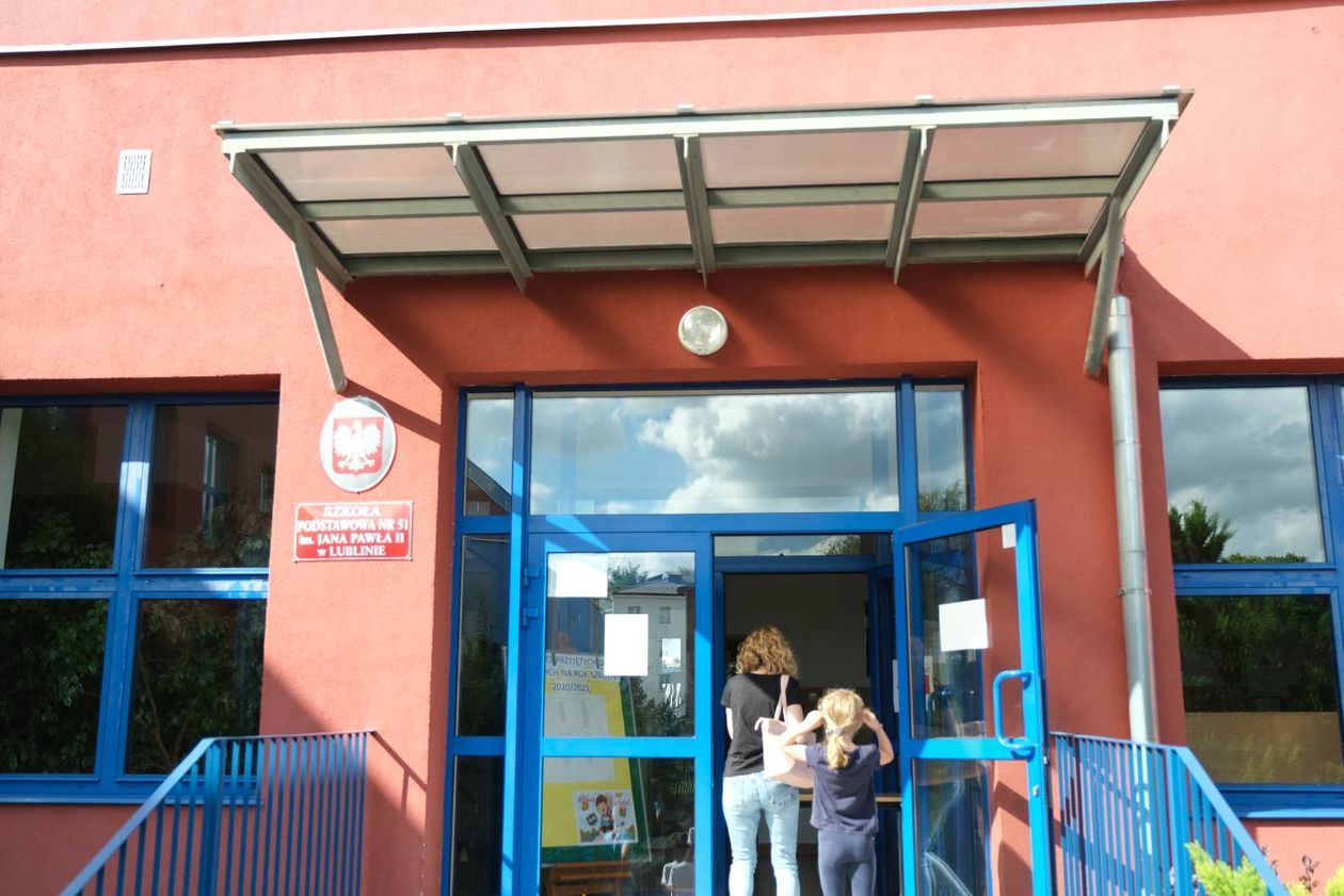  Zabezpieczenia przeciwepidemiczne w Szkole Podstawowej nr 51 w Lublinie (zdjęcie 1) - Autor: Maciej Kaczanowski