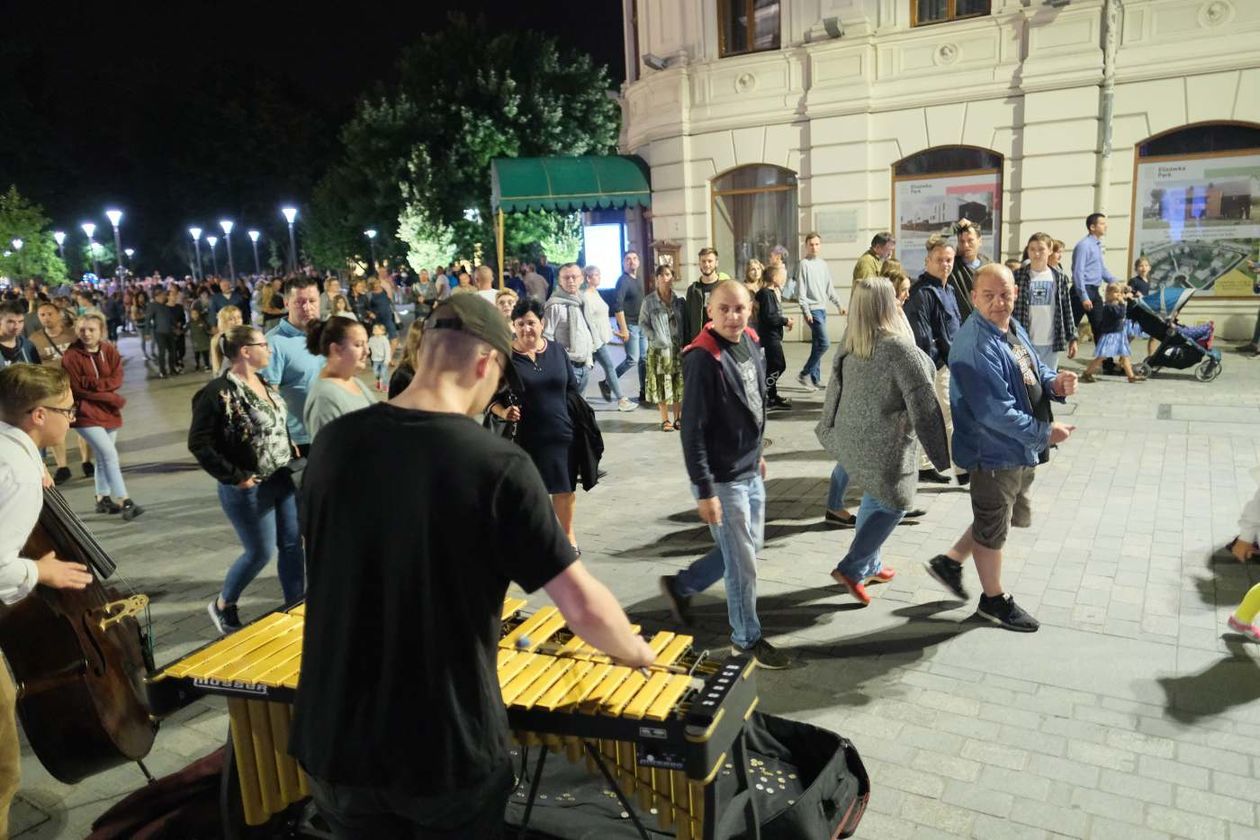  Ostatni weekend wakacji: tłumy na pl. Litewskim i deptaku  (zdjęcie 1) - Autor: Maciej Kaczanowski