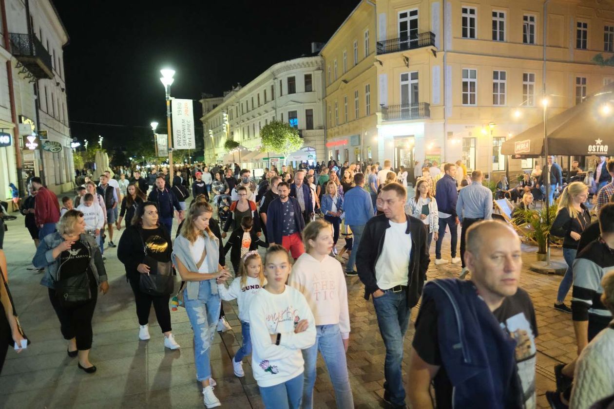  Ostatni weekend wakacji: tłumy na pl. Litewskim i deptaku  (zdjęcie 1) - Autor: Maciej Kaczanowski