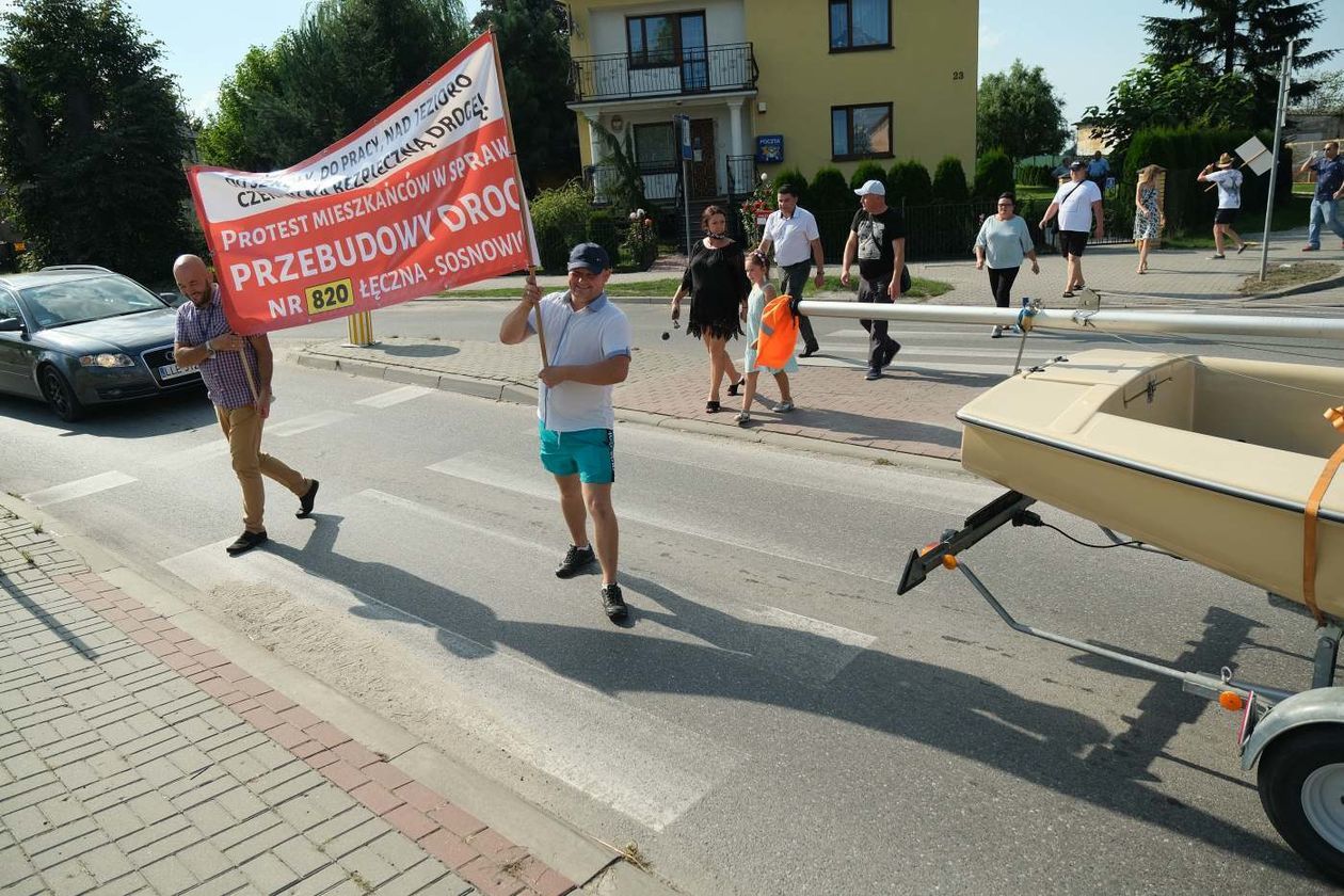  Blokada ronda w Ludwinie: mieszkańcy żądają remontu drogi (zdjęcie 1) - Autor: Maciej Kaczanowski