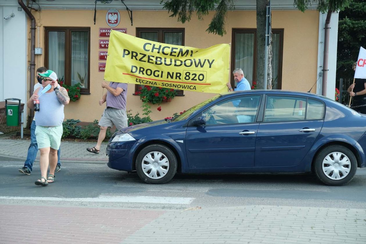  Blokada ronda w Ludwinie: mieszkańcy żądają remontu drogi (zdjęcie 1) - Autor: Maciej Kaczanowski