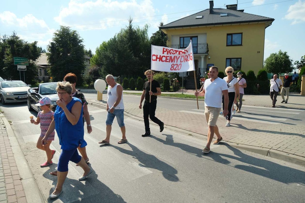  Blokada ronda w Ludwinie: mieszkańcy żądają remontu drogi (zdjęcie 1) - Autor: Maciej Kaczanowski