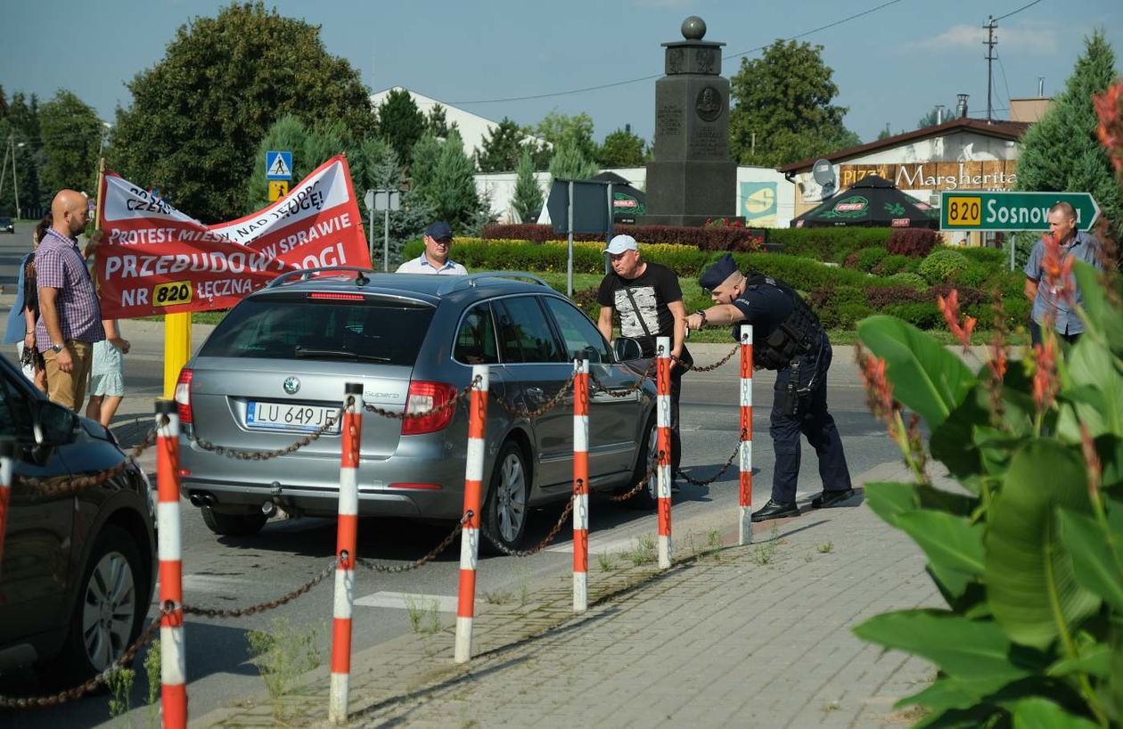 Blokada ronda w Ludwinie: mieszkańcy żądają remontu drogi - Autor: Maciej Kaczanowski