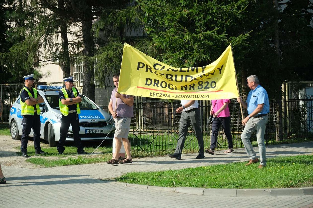  Blokada ronda w Ludwinie: mieszkańcy żądają remontu drogi (zdjęcie 1) - Autor: Maciej Kaczanowski