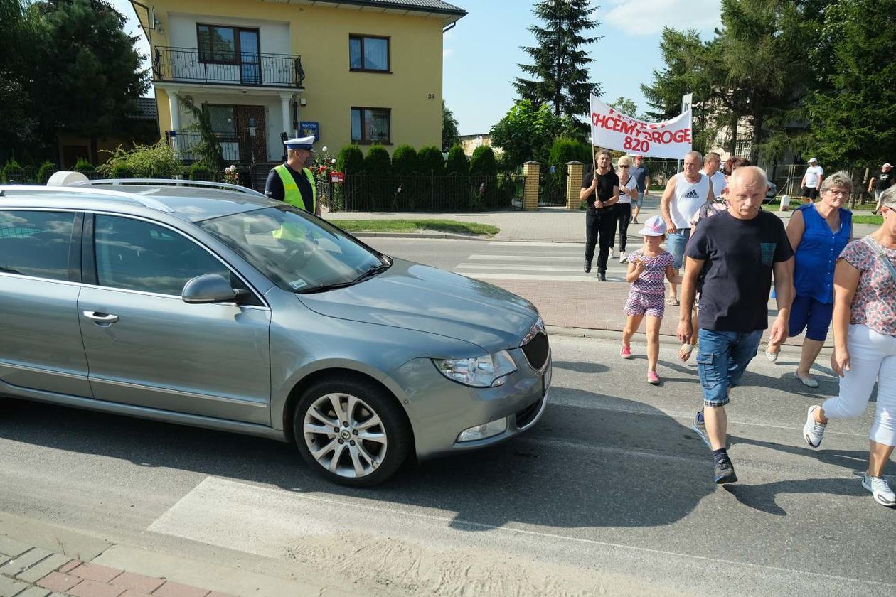  Blokada ronda w Ludwinie: mieszkańcy żądają remontu drogi (zdjęcie 1) - Autor: Maciej Kaczanowski