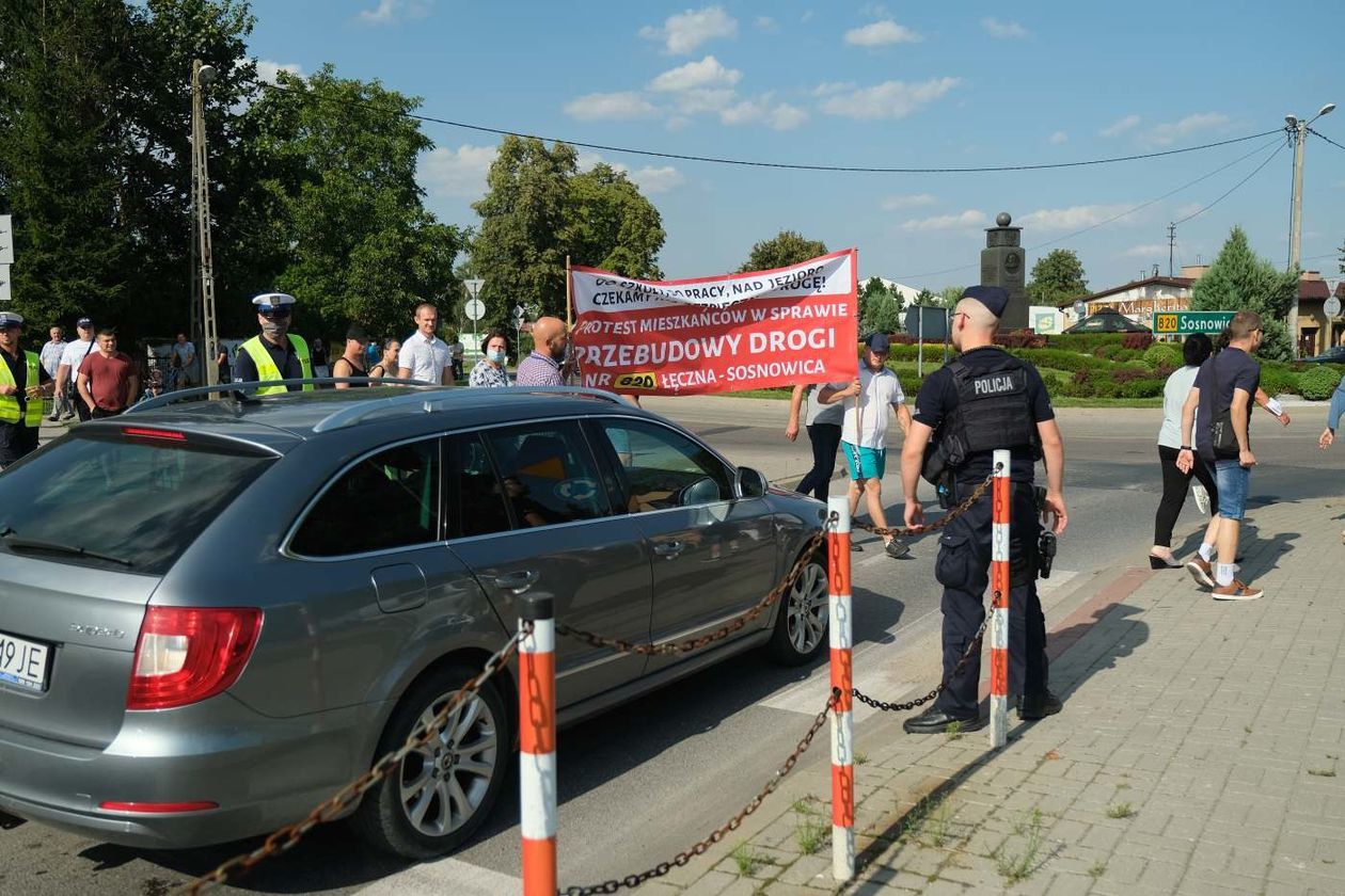  Blokada ronda w Ludwinie: mieszkańcy żądają remontu drogi (zdjęcie 1) - Autor: Maciej Kaczanowski