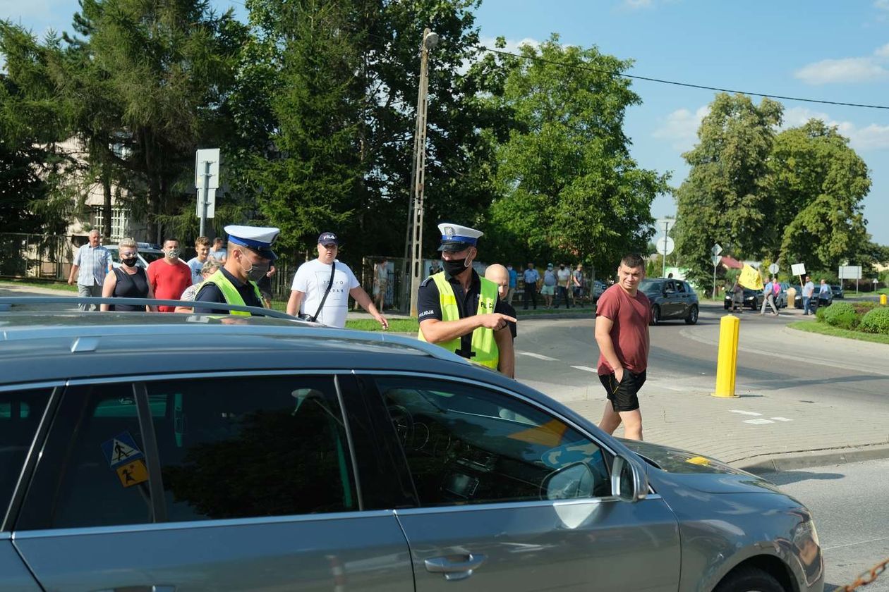  Blokada ronda w Ludwinie: mieszkańcy żądają remontu drogi (zdjęcie 1) - Autor: Maciej Kaczanowski
