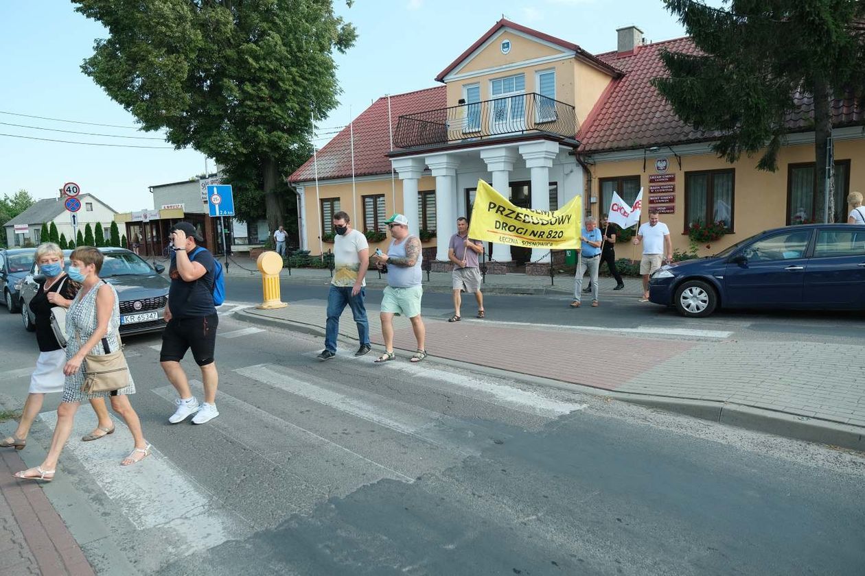  Blokada ronda w Ludwinie: mieszkańcy żądają remontu drogi (zdjęcie 1) - Autor: Maciej Kaczanowski