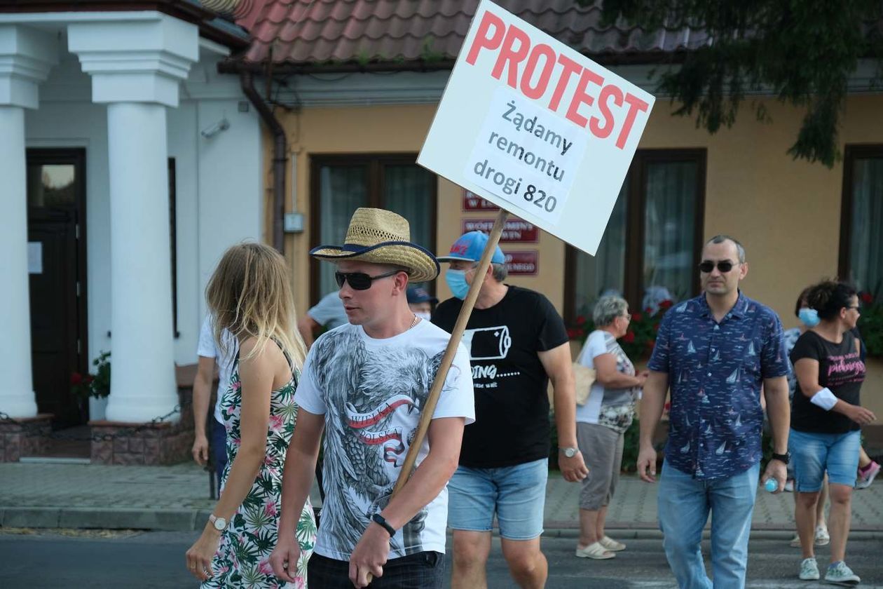  Blokada ronda w Ludwinie: mieszkańcy żądają remontu drogi (zdjęcie 1) - Autor: Maciej Kaczanowski