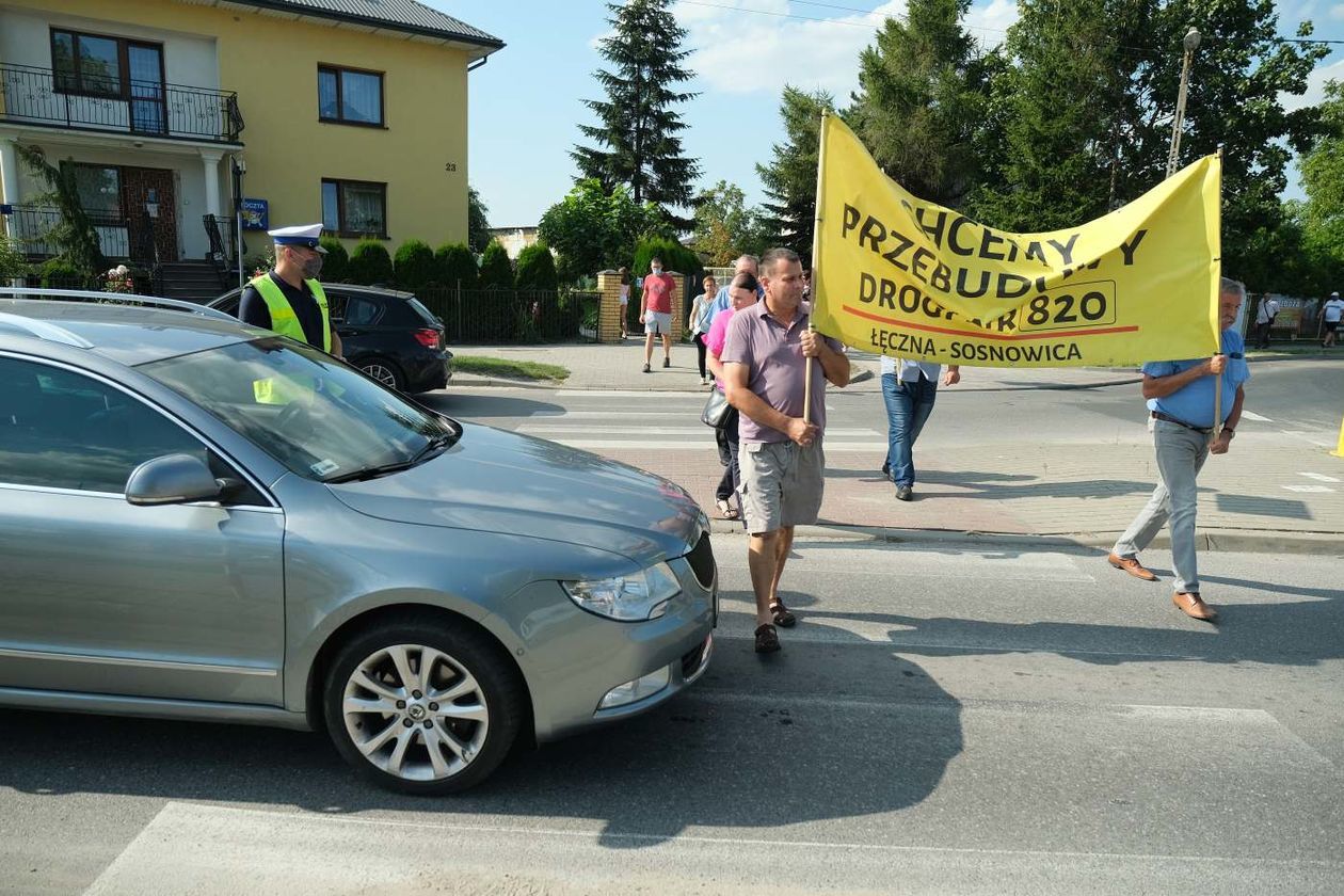  Blokada ronda w Ludwinie: mieszkańcy żądają remontu drogi (zdjęcie 1) - Autor: Maciej Kaczanowski