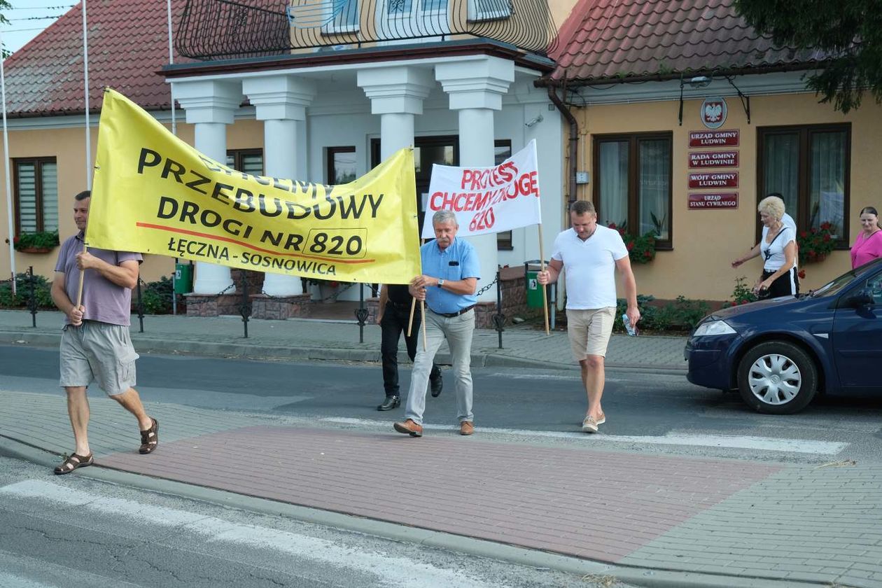  Blokada ronda w Ludwinie: mieszkańcy żądają remontu drogi (zdjęcie 1) - Autor: Maciej Kaczanowski