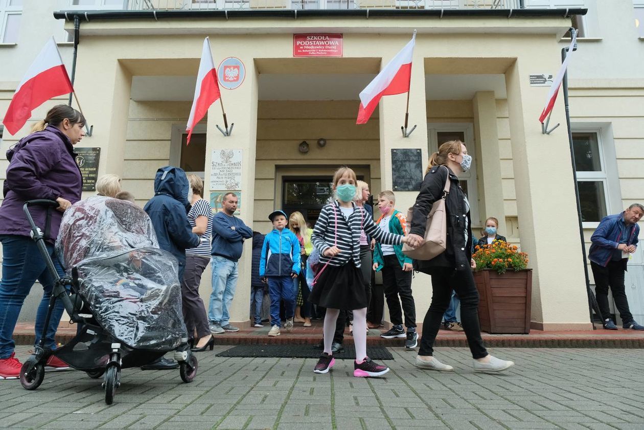  Szkoła Podstawowa w Niedrzwicy Dużej: rozpoczęcie roku szkolnego (zdjęcie 1) - Autor: Maciej Kaczanowski