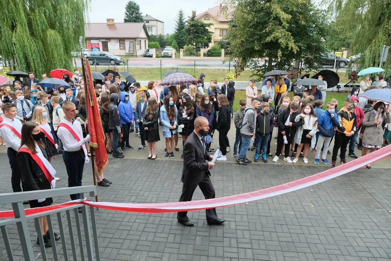  Szkoła Podstawowa w Niedrzwicy Dużej: rozpoczęcie roku szkolnego (zdjęcie 1) - Autor: Maciej Kaczanowski