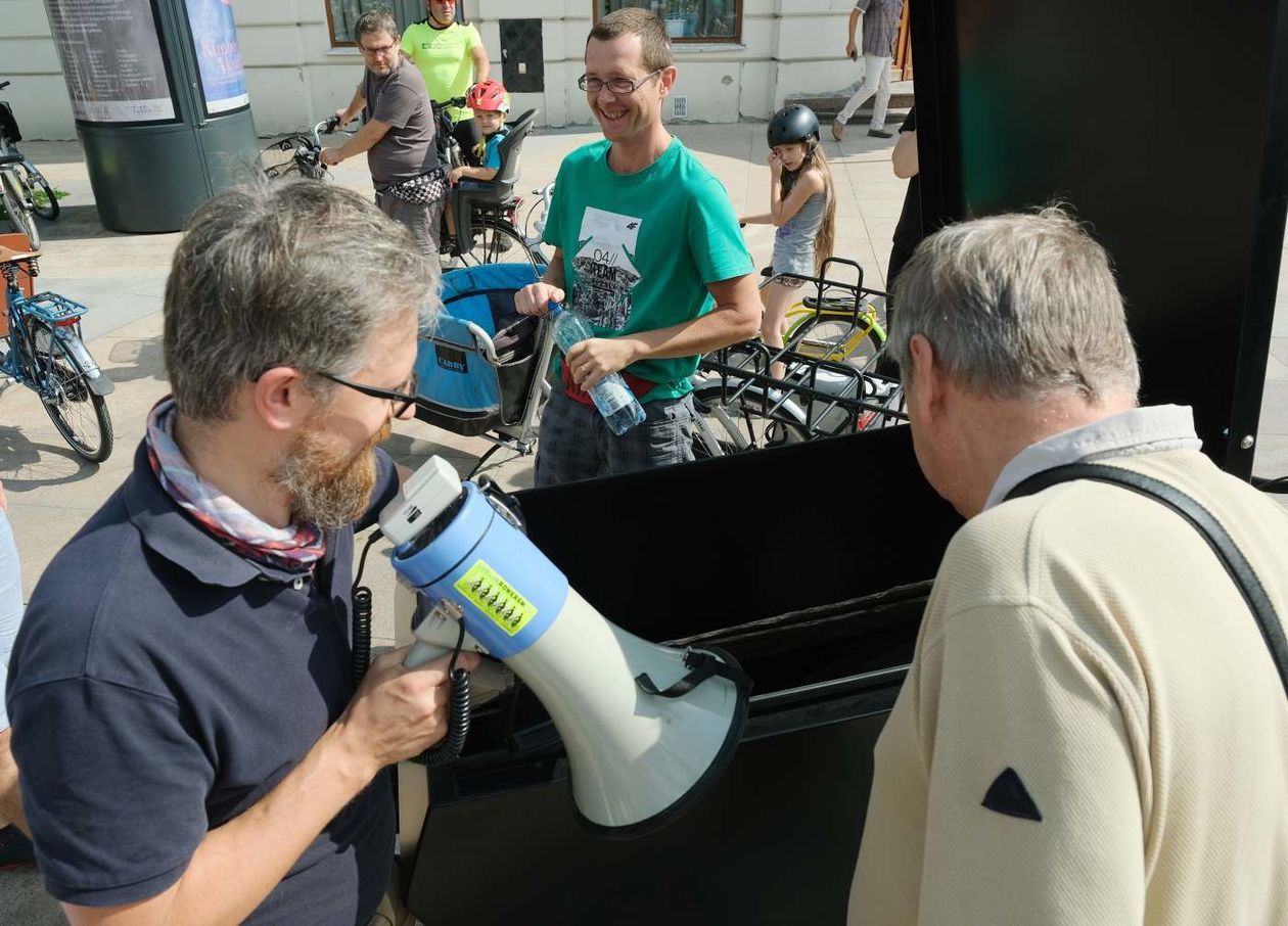  Pokaz rowerów cargo na placu Litewskim (zdjęcie 1) - Autor: Maciej Kaczanowski