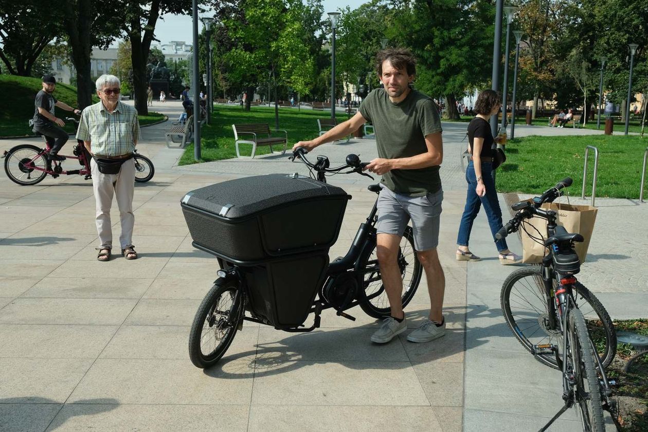  Pokaz rowerów cargo na placu Litewskim (zdjęcie 1) - Autor: Maciej Kaczanowski