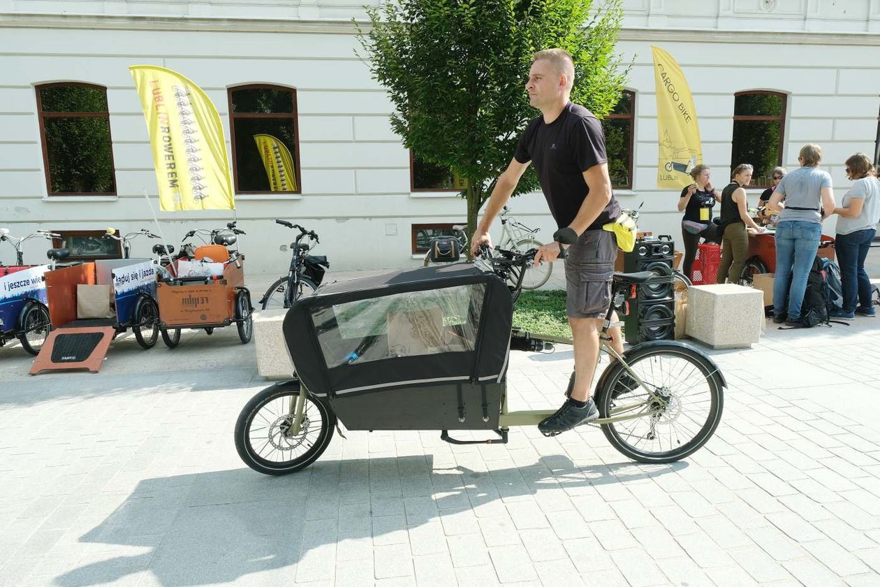  Pokaz rowerów cargo na placu Litewskim (zdjęcie 1) - Autor: Maciej Kaczanowski