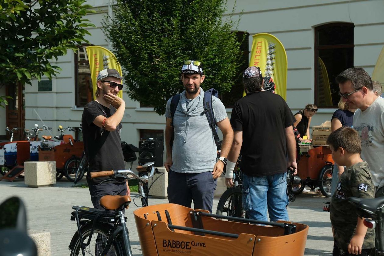  Pokaz rowerów cargo na placu Litewskim (zdjęcie 1) - Autor: Maciej Kaczanowski