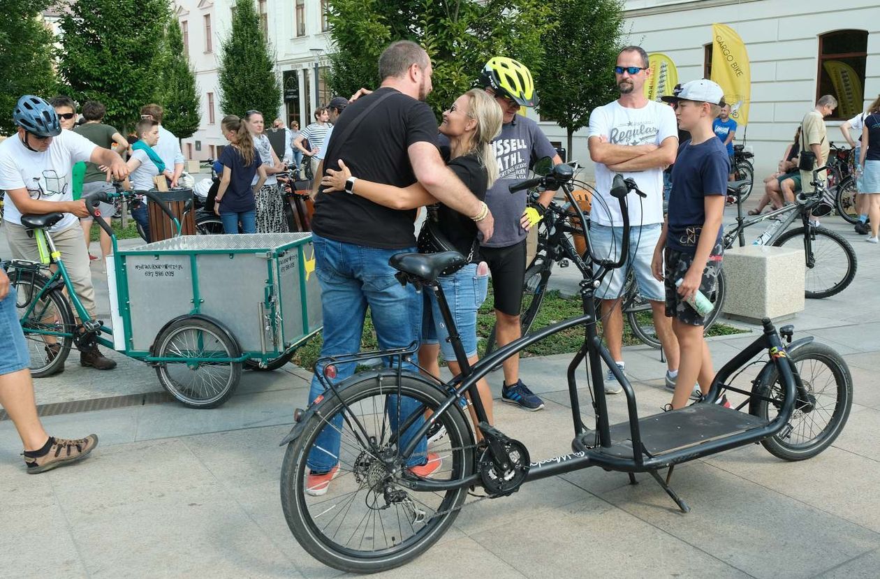  Pokaz rowerów cargo na placu Litewskim (zdjęcie 1) - Autor: Maciej Kaczanowski