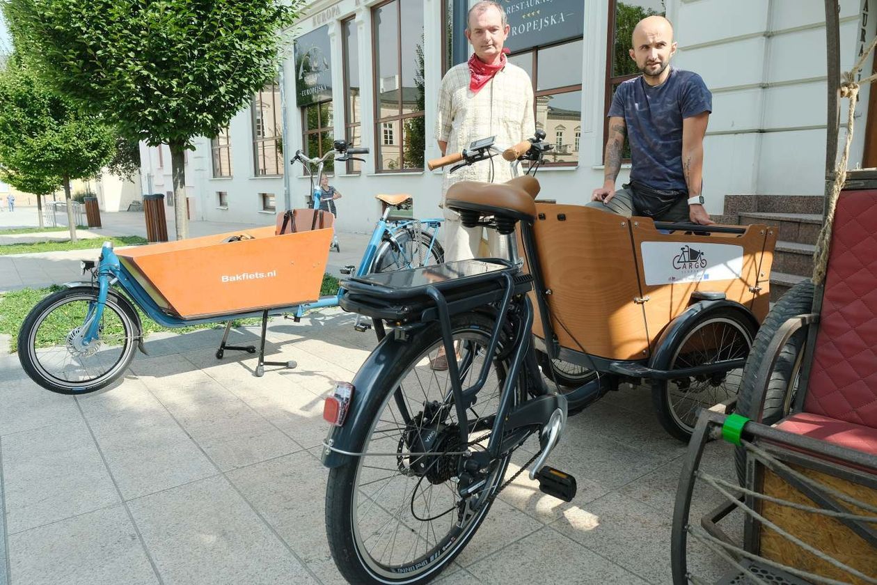  Pokaz rowerów cargo na placu Litewskim (zdjęcie 1) - Autor: Maciej Kaczanowski