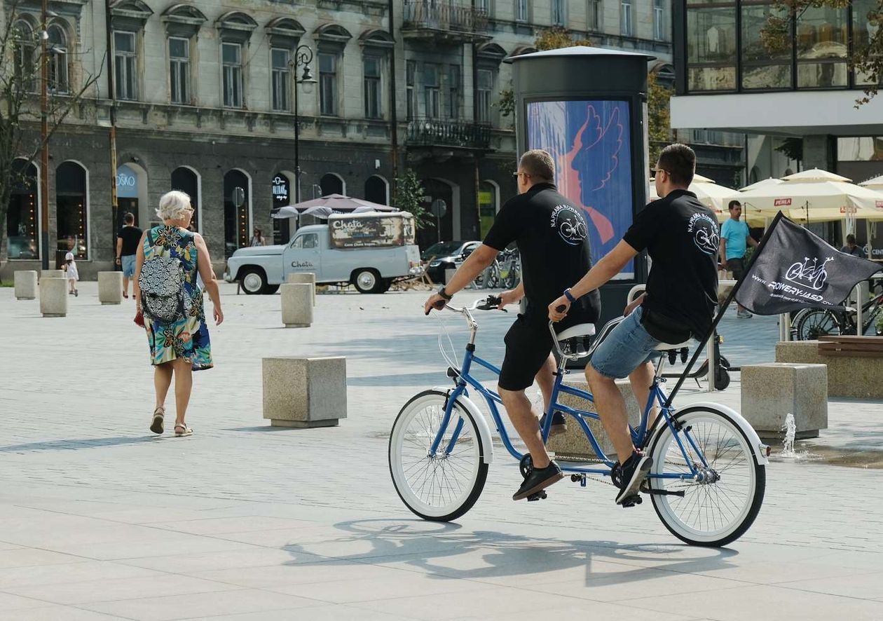  Pokaz rowerów cargo na placu Litewskim (zdjęcie 1) - Autor: Maciej Kaczanowski