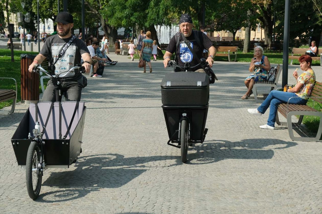  Pokaz rowerów cargo na placu Litewskim (zdjęcie 1) - Autor: Maciej Kaczanowski