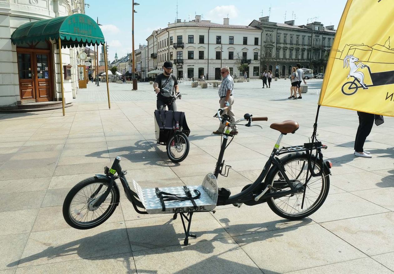  Pokaz rowerów cargo na placu Litewskim (zdjęcie 1) - Autor: Maciej Kaczanowski