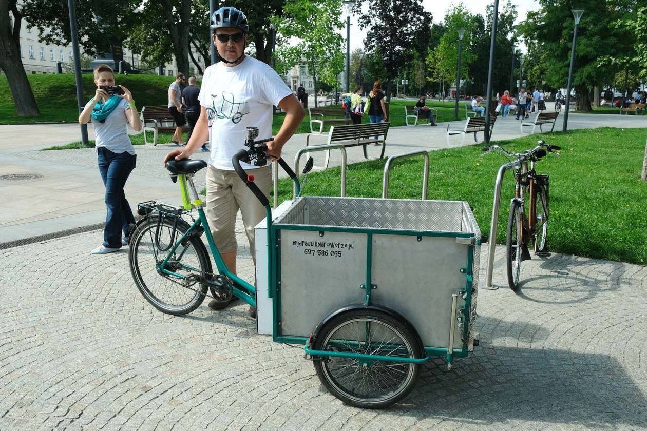  Pokaz rowerów cargo na placu Litewskim (zdjęcie 1) - Autor: Maciej Kaczanowski