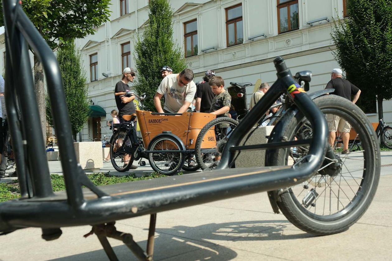 Pokaz rowerów cargo na placu Litewskim - Autor: Maciej Kaczanowski