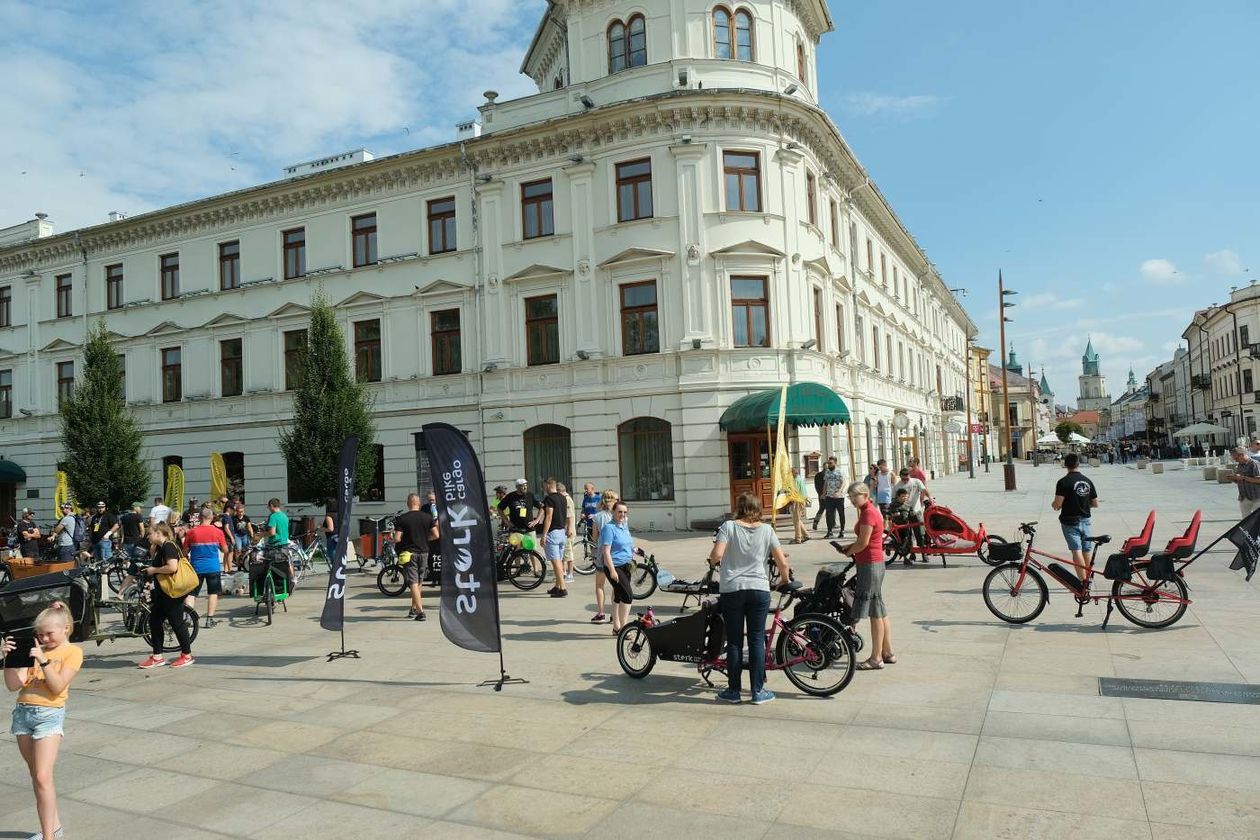  Pokaz rowerów cargo na placu Litewskim (zdjęcie 1) - Autor: Maciej Kaczanowski