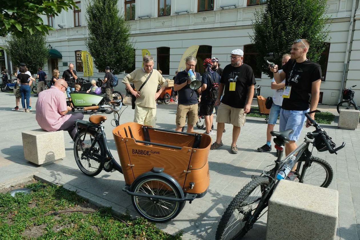  Pokaz rowerów cargo na placu Litewskim (zdjęcie 1) - Autor: Maciej Kaczanowski