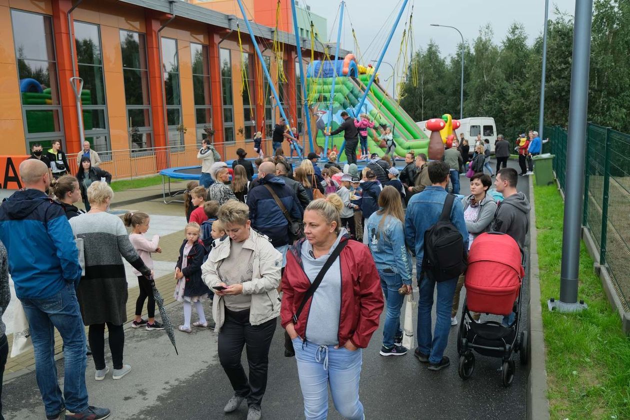  Festyn rodzinny przed nową szkołą przy ul Berylowej (zdjęcie 1) - Autor: Maciej Kaczanowski