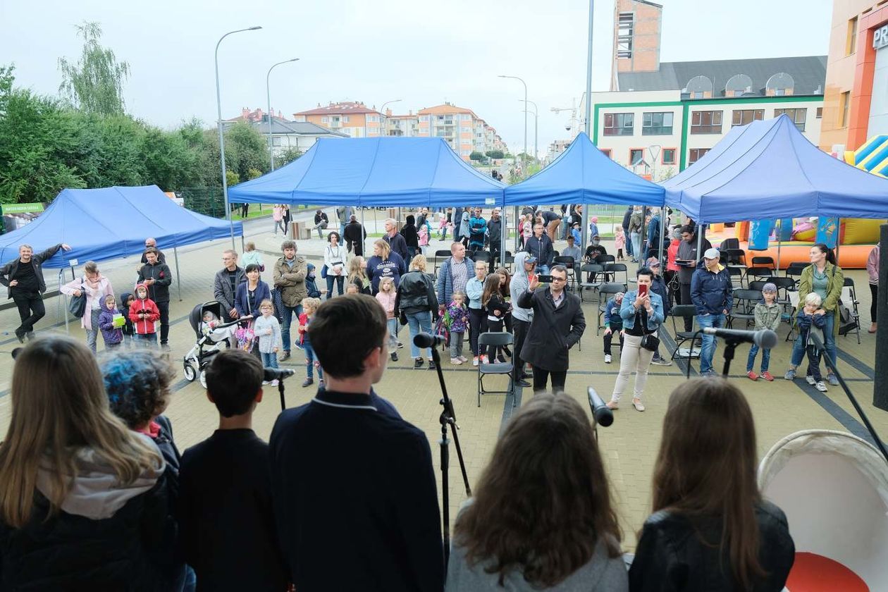  Festyn rodzinny przed nową szkołą przy ul Berylowej (zdjęcie 1) - Autor: Maciej Kaczanowski